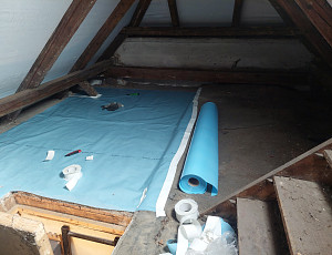 Zateplení stropu rodinného domu pomocí foukané izolace